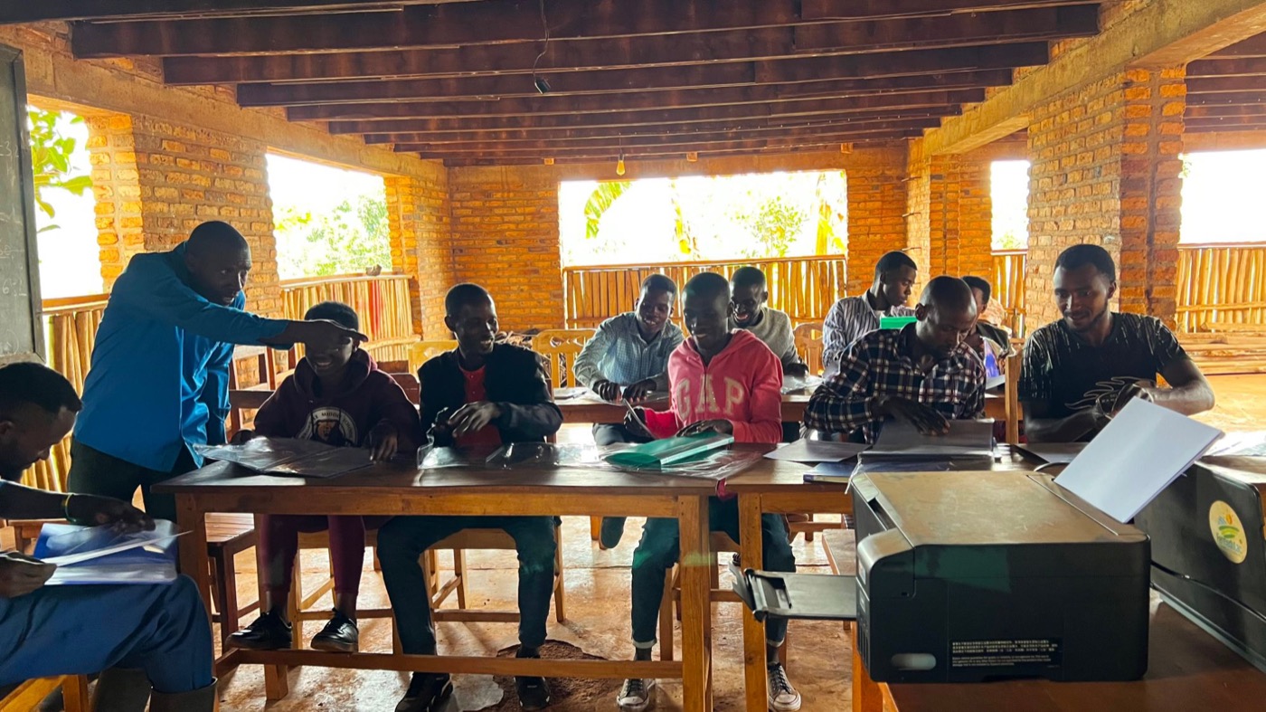 Une salle de formation en briques où les stagiaires reçoivent leurs documents