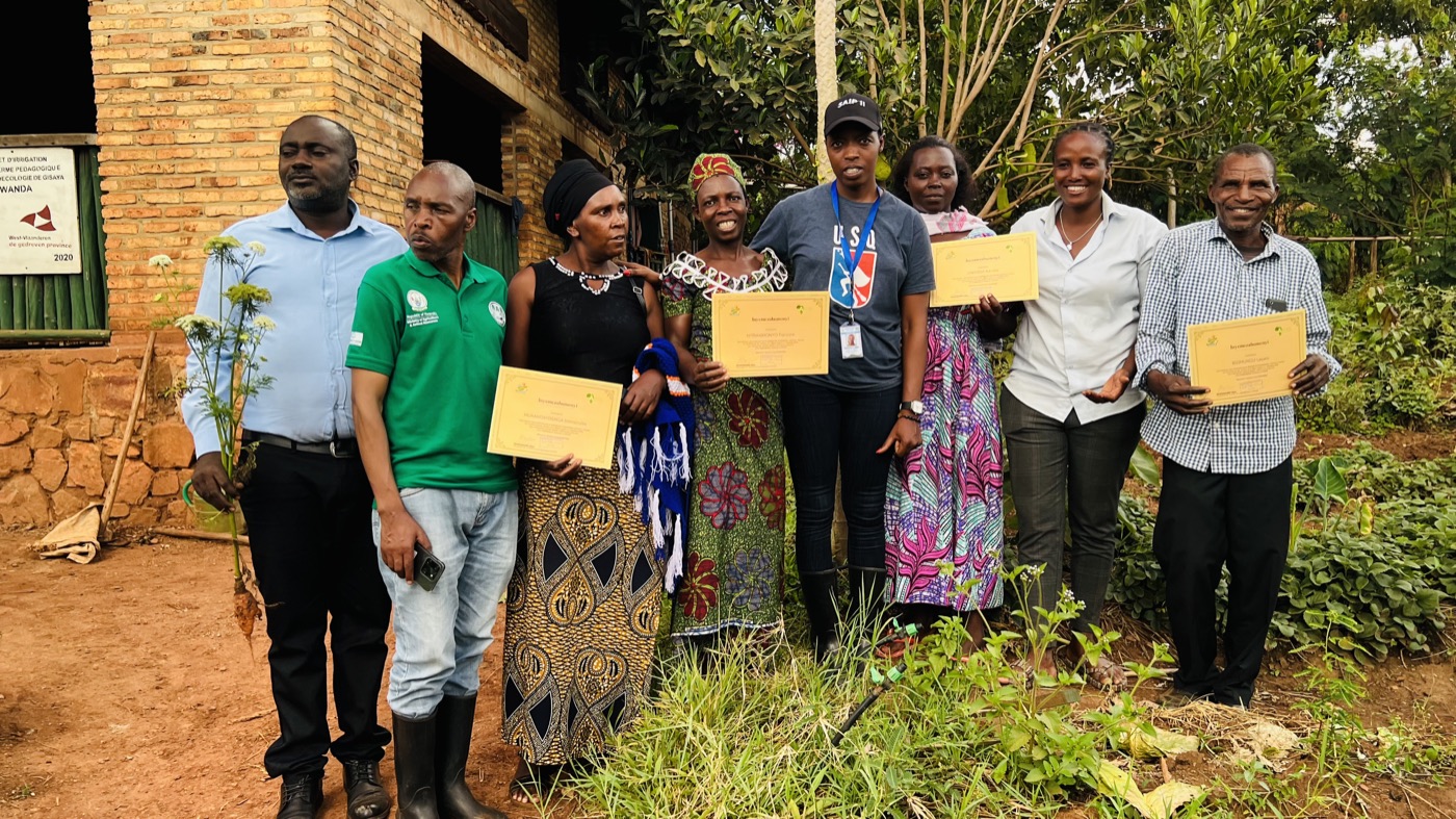 Des stagiaires de la ferme tenant leurs certificats